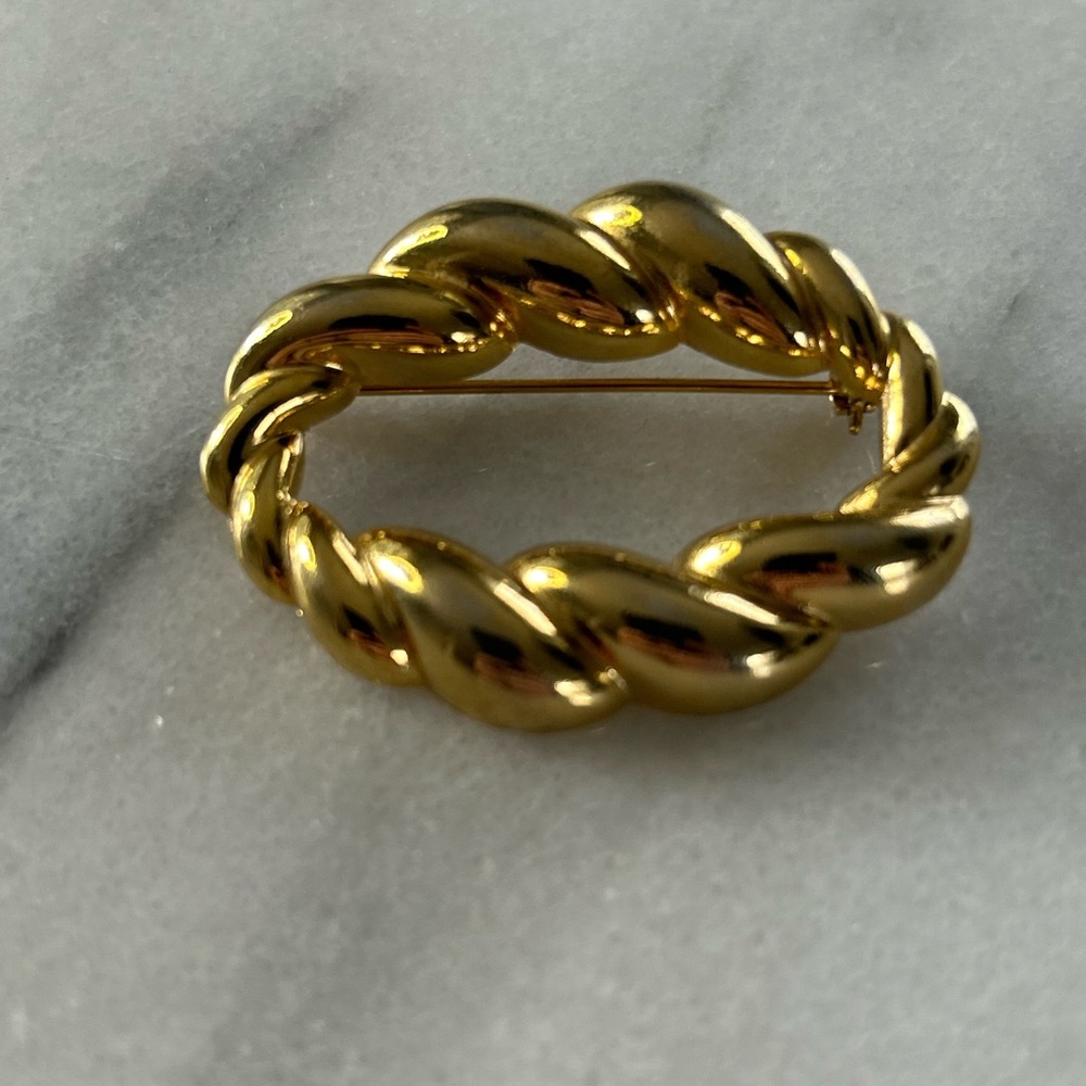 Vintage E Pearl gold toned twisted Brooch